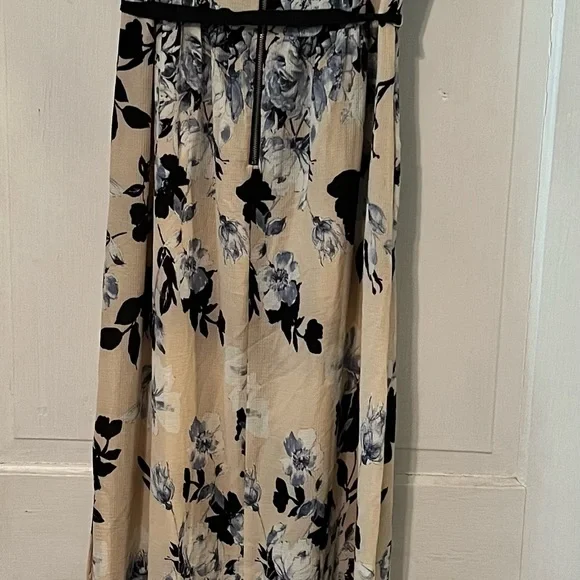 Cute flowered sleeveless dress - Picture 2 of 3